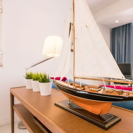 Lovelystay - Two Bedroom Duplex At Marina