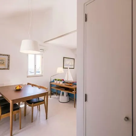 Lovelystay - Two Bedroom Duplex At Marina