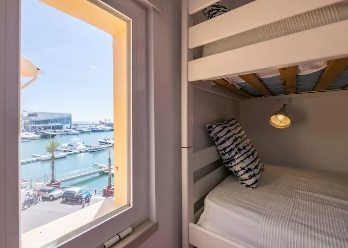 Lovelystay - Two Bedroom Duplex At Marina