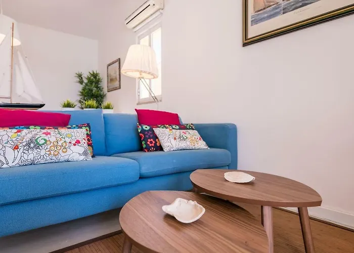 Lovelystay - Two Bedroom Duplex At Marina