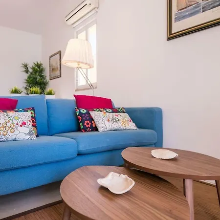 Lovelystay - Two Bedroom Duplex At Marina