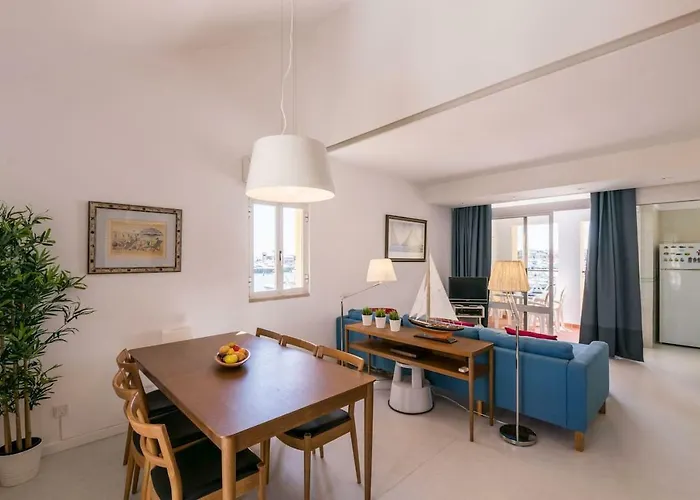 Lovelystay - Two Bedroom Duplex At Marina Appartement