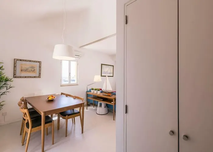 Lovelystay - Two Bedroom Duplex At Marina